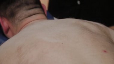 Profesyonel güzellik bir güzellik salonunda bir adam için ağda yapar.