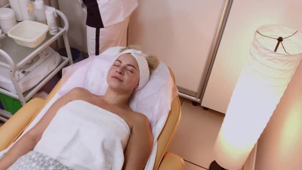 Ženská masáž obličeje v lázeňském salonu. — Stock video