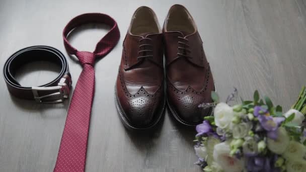 Hermosos hombres accesorios de boda. Zapatos, anillos, ramo, cinturón y corbata . — Vídeo de stock