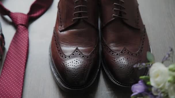 Mooie mannen bruiloft accessoires. Schoenen, ringen, boeket, riem en stropdas. — Stockvideo