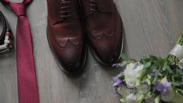 Mooie mannen bruiloft accessoires. Schoenen, ringen, boeket, riem en stropdas. — Stockvideo