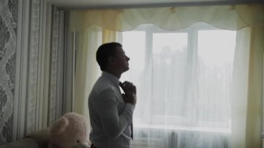 İşadamı kravatını düzeltir.