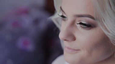 Sarışın kız profesyonel makyaj yapmak.