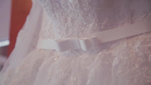 Belle robe de mariée suspendue à un cintre dans la chambre . — Video