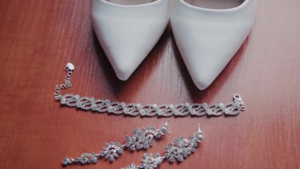 White women shoes and jewelry for the wedding ceremony. — Stock Video