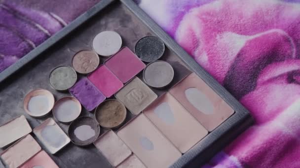 Een set oogschaduw voor make-up. Make-up artiest werk. — Stockvideo