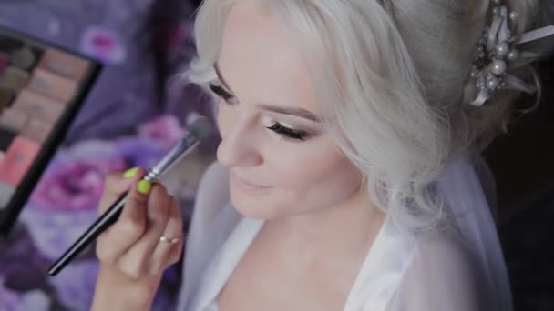 Blonde girl do professional makeup. — Stock Video
