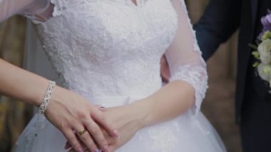 Güzel gelin ve damat ormanda eski bir demir köprü üzerinde. Damat sevgilisini okşur.