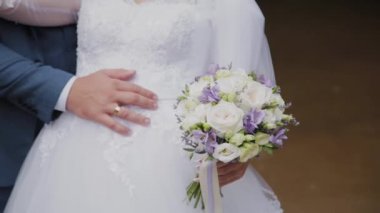 Ormanda dere tarafından güzel damat ve sarışın gelin.