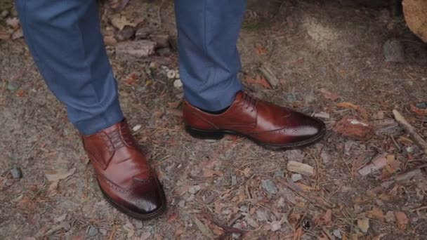 Męskie nogi w eleganckich butach na ziemi. — Wideo stockowe