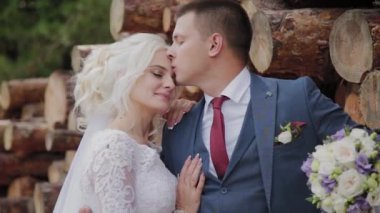 Orman sarılmak ve öpücük günlükleri tarafından güzel damat ve sarışın gelin.