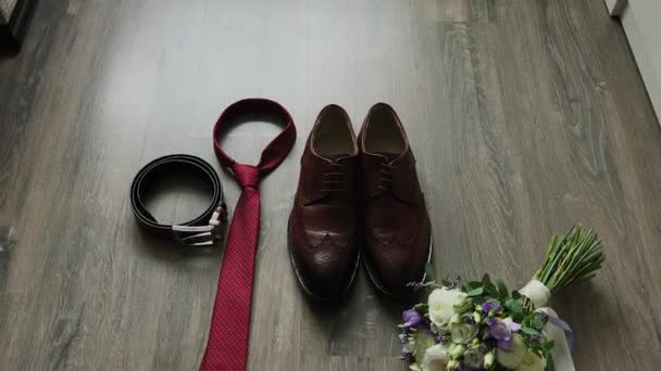 Krásné mužské svatební doplňky. Boty, prsteny, kytice, opasek a kravata. — Stock video