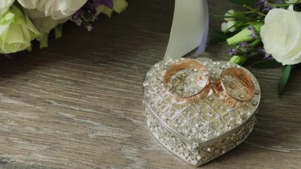 Bellissimi accessori da sposa uomo. Scarpe, anelli, bouquet, cintura e cravatta . — Video Stock