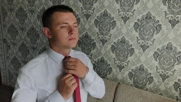 Empresário homem endireita sua gravata . — Vídeo de Stock
