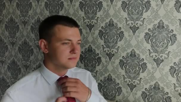 Empresário homem endireita sua gravata . — Vídeo de Stock