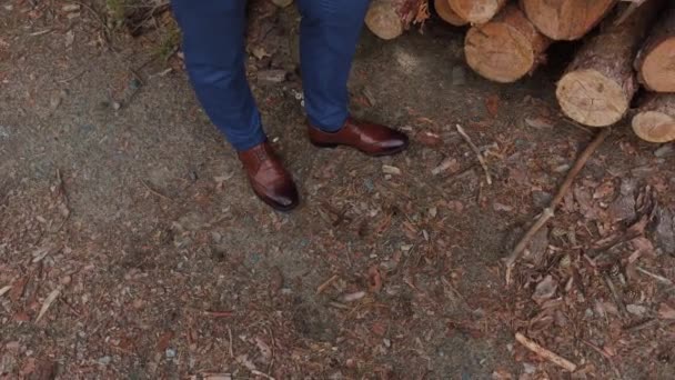 Mens legs in elegant shoes on the ground. — Stock Video