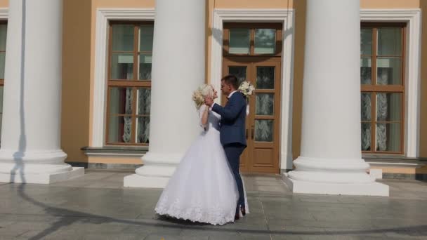 Mutlu yeni evliler parktaki sütunlarda dans ederler.. — Stok video