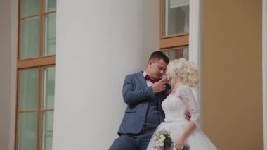 Mutlu yeni evliler parktaki sütunlarda duruyorlar..