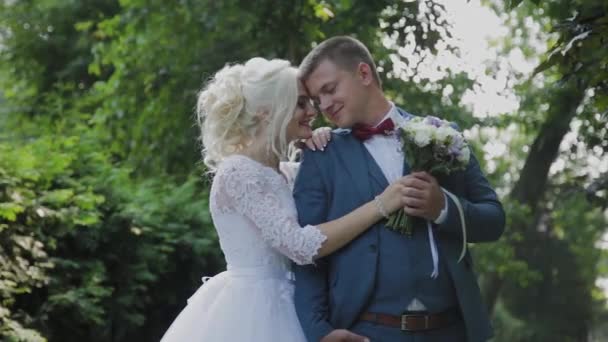 快乐的新婚夫妇在公园里拥抱亲吻. — 图库视频影像