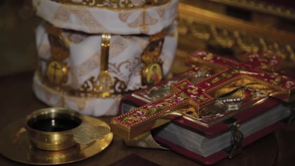 Accessoires für Hochzeiten in der Kirche. das Sakrament der Hochzeit. — Stockvideo