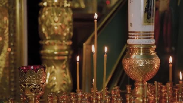 Velas em um castiçal em uma igreja. Férias religiosas . — Vídeo de Stock