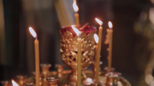 Ljus på en ljusstake i en kyrka. Religiös helgdag. — Stockvideo