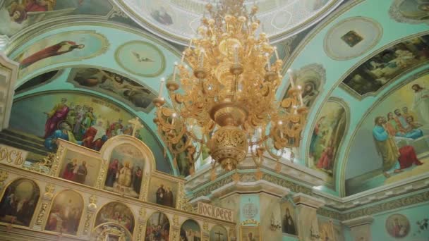 Grande lampadario in bronzo nella chiesa cristiana cattedrale . — Video Stock