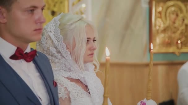 Recém-casados na cerimônia de casamento na igreja . — Vídeo de Stock