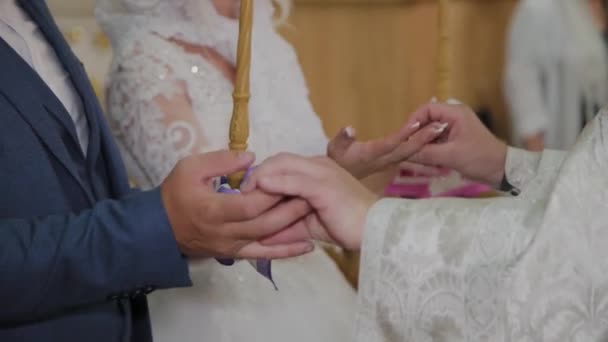 Recién casados en la ceremonia de boda en la iglesia . — Vídeos de Stock