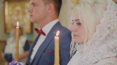 Kilisede düğün töreninde Yeni evliler.