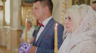 Kilisede düğün töreninde Yeni evliler.