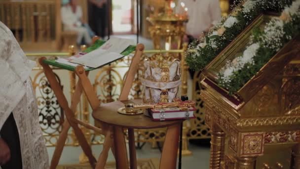 Старый священник стоит у алтаря и читает молитву . — стоковое видео