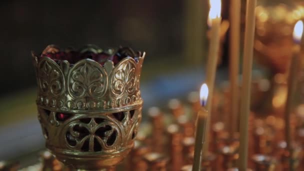Candles on a candlestick in a church. Religious holiday. — Stock Video