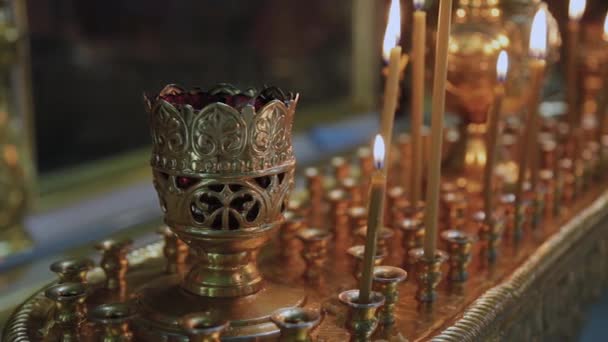 Candles on a candlestick in a church. Religious holiday. — Stock Video