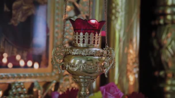 Bougies sur un chandelier dans une église. Vacances religieuses . — Video