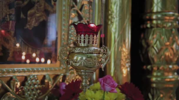 Gyertyák egy gyertyatartó egy templomban. Vallási ünnep. — Stock videók