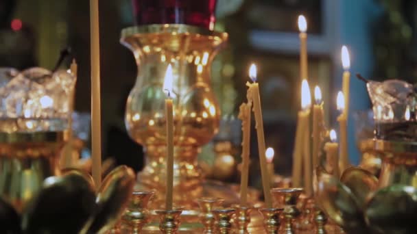 Bougies sur un chandelier dans une église. Vacances religieuses . — Video