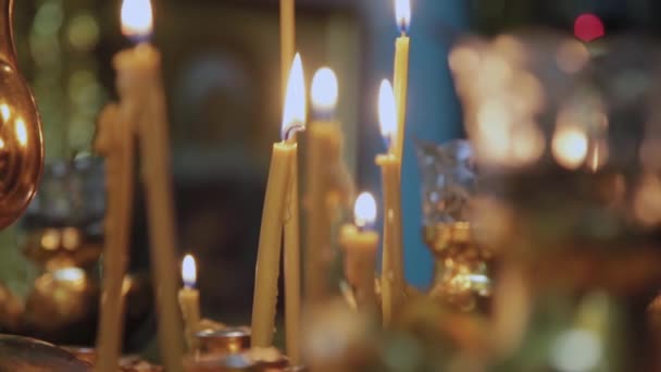 Kerzen auf einem Kerzenständer in einer Kirche. religiöser Feiertag. — Stockvideo