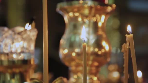 Bougies sur un chandelier dans une église. Vacances religieuses . — Video