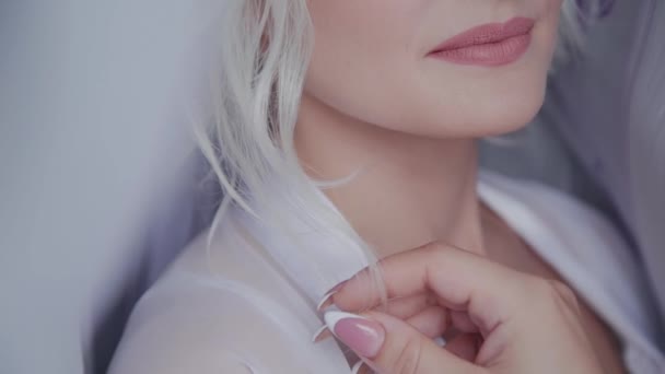 Ragazza bionda con bei capelli e una decorazione nei capelli . — Video Stock