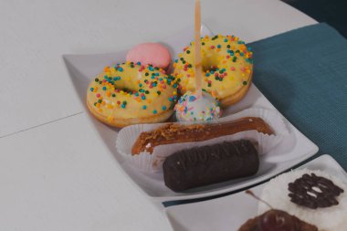 Bir kafede bir tabakta iştah açıcı tatlılar.