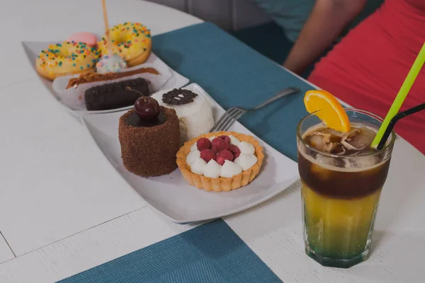 Aptitretande desserter på en tallrik i ett kafé. — Stockfoto