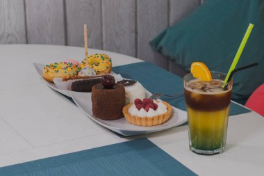 Bir kafede bir tabakta iştah açıcı tatlılar.