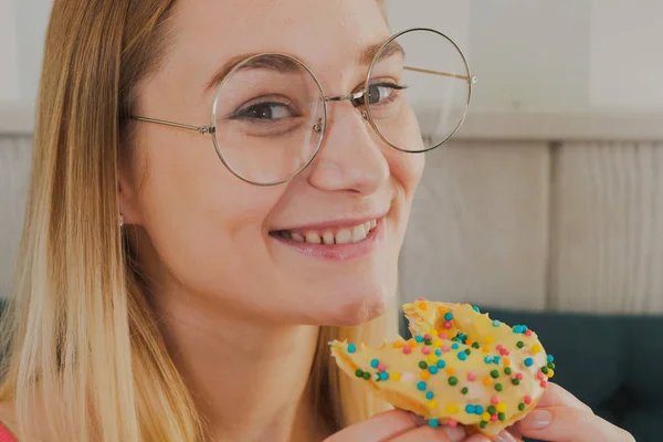 カフェの女の子は甘くて新鮮なデザートを食べる. — ストック写真