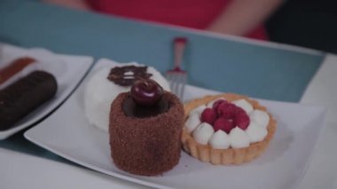 Bir kafede bir masada güzel taze tatlılar ile Tabak.