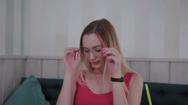 Güzel kız bir restoranda bir kokteyl içiyor.