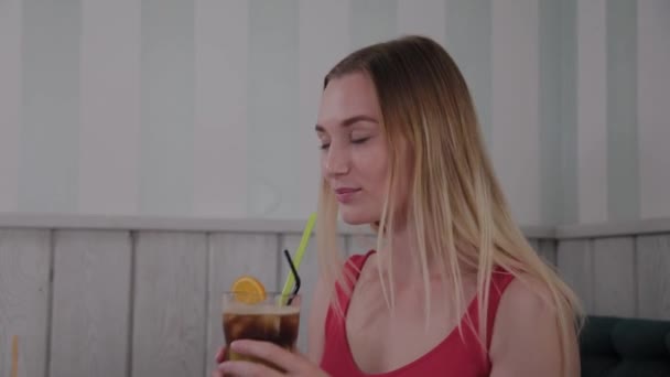 Krásná holka pije koktejl v restauraci. — Stock video