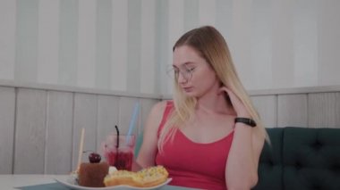 Güzel kız bir restoranda bir kokteyl içiyor.