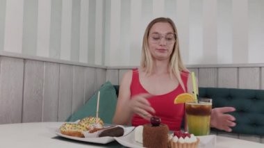Güzel kız bir restoranda bir kokteyl içiyor.