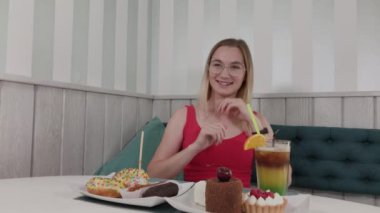 Güzel kız bir restoranda bir kokteyl içiyor.